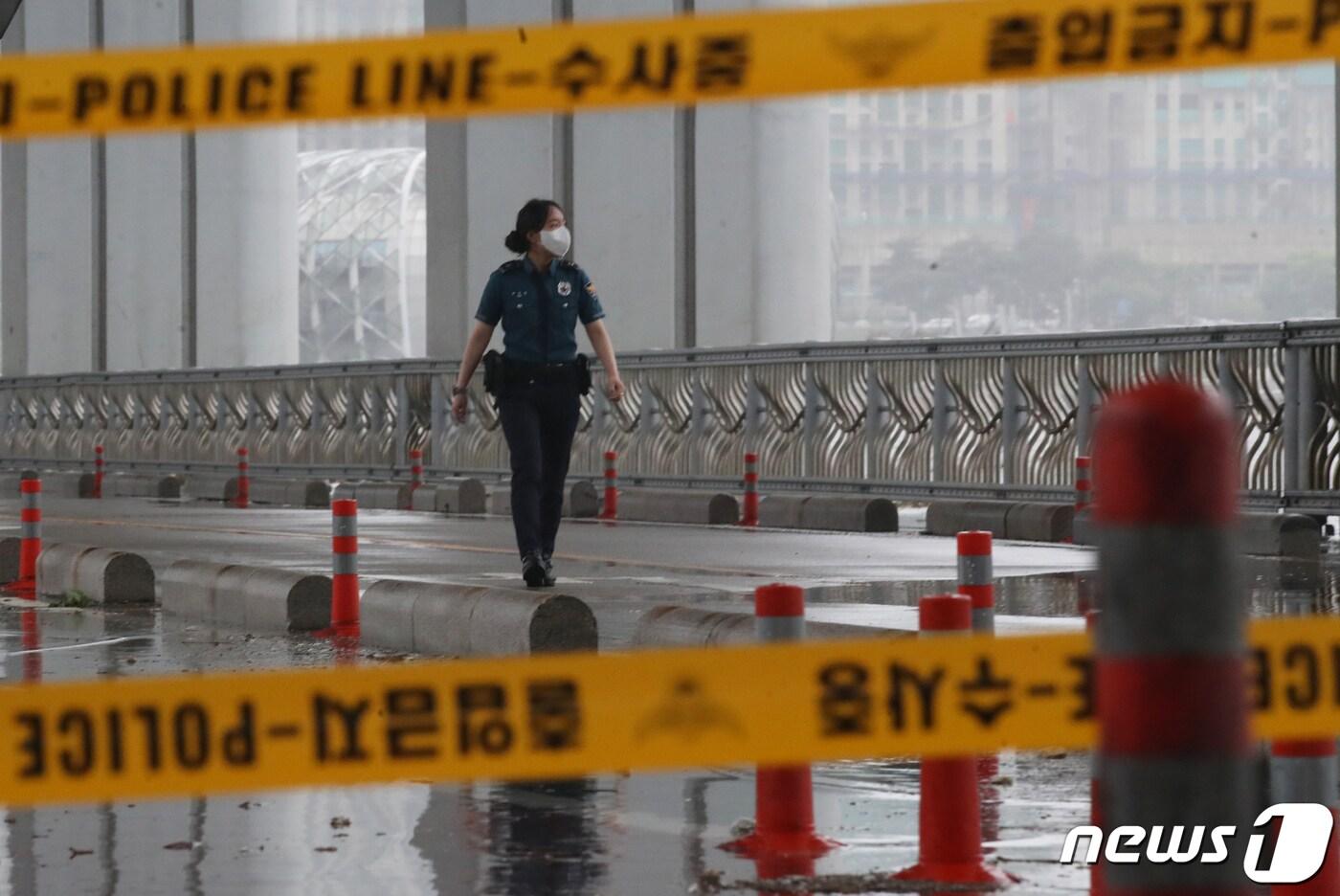 장마전선이 중부지방을 중심으로 강하게 발달하면서 수도권과 영서 남부, 충청 북부에 호우 경보가 발효된 지난 6월30일 서울 잠수교 북단에서 경찰이 한강 수위 상승을 점검하고 있다. /뉴스1 ⓒ News1 송원영 기자