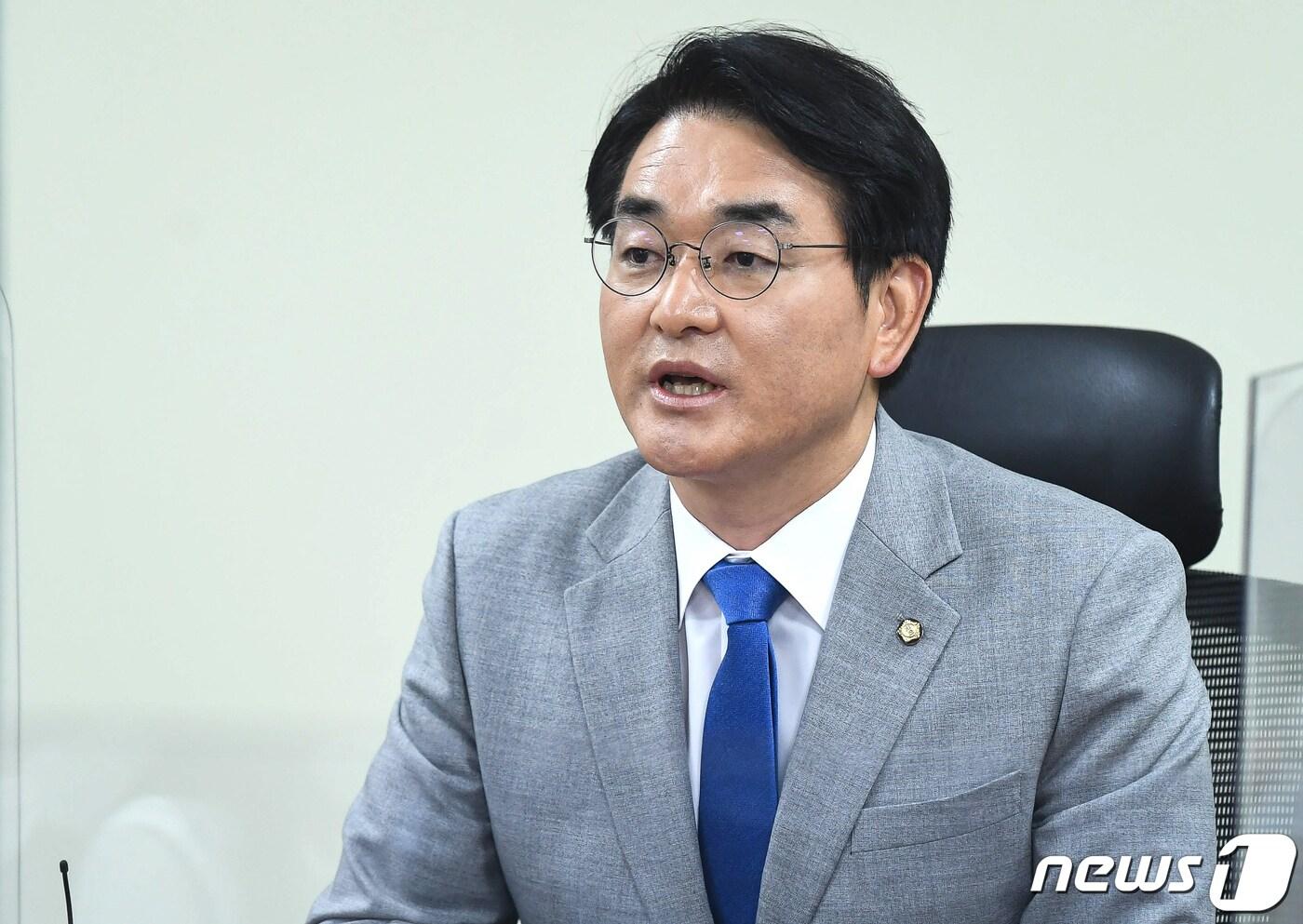 본문 이미지 - 박용진 더불어민주당 의원이 30일 오전 서울 여의도 국회 의원회관에서 취재진과 만나 전당대회 당 대표 출마를 밝히고 있다. (공동취재) 2022.6.30/뉴스1 ⓒ News1 유승관 기자