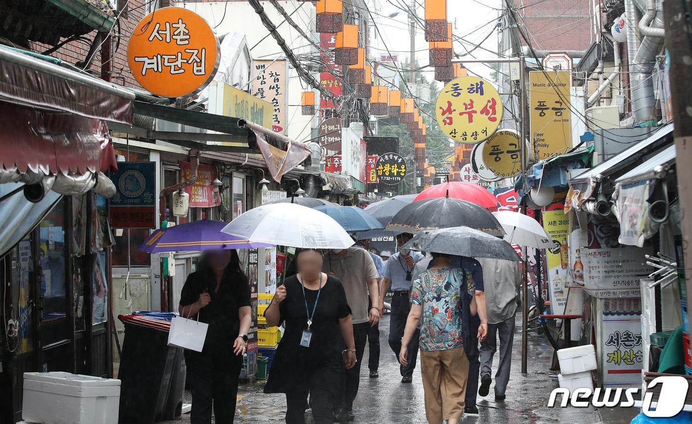 본문 이미지 -  30일 서울 종로구 세종마을음식문화거리 한 음식점이 점심 장사 준비를 마치고 손님을 기다리고 있다. 2022.6.30/뉴스1 ⓒ News1 임세영 기자
