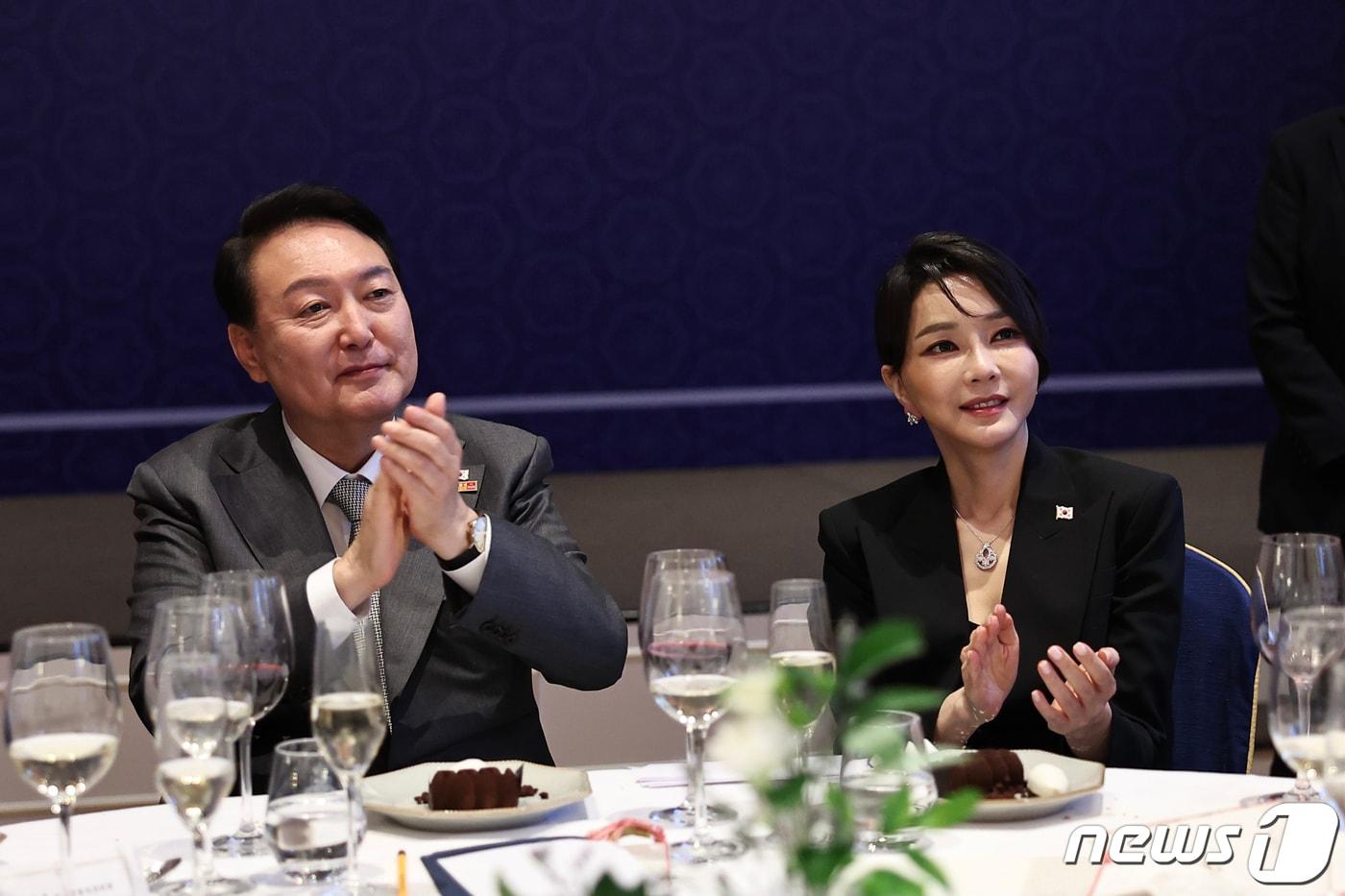 2022년 6월 30일 윤석열 대통령과 부인 김건희 여사가 스페인 마드리드 시내 호텔에서 열린 재스페인 동포 초청 만찬간담회에서 박수치고 있다. (대통령실사진기자단) 2022.6.30/뉴스1 ⓒ News1 오대일 기자