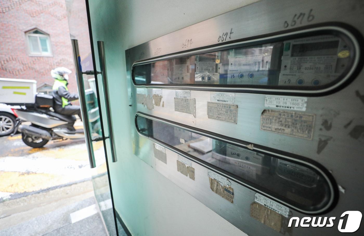 본문 이미지 - 서울시내 다세대주택의 전기 계량기 모습. ⓒ News1 DB