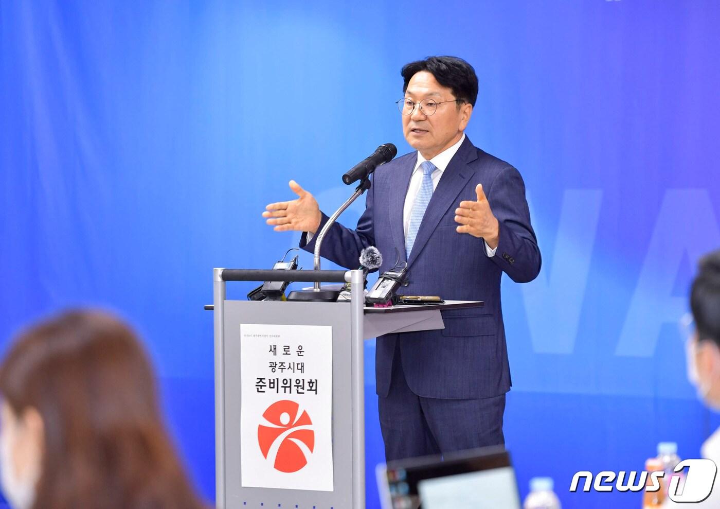 본문 이미지 - 강기정 광주시장 당선인이 30일 오후 광주도시공사 13층 새로운 광주시대 준비위원회 사무실에서 민선8기 광주시 첫 보직 인사를 발표하고 있다. 강 당선인은 문화경제부시장에 김광진 전 국회의원, 비서실장에 전은옥 시 고령사회정책과장, 행정비서관에 이문혜 시 조직관리팀장을 임명했다.2022.6.30/뉴스1 ⓒ News1 박준배 기자