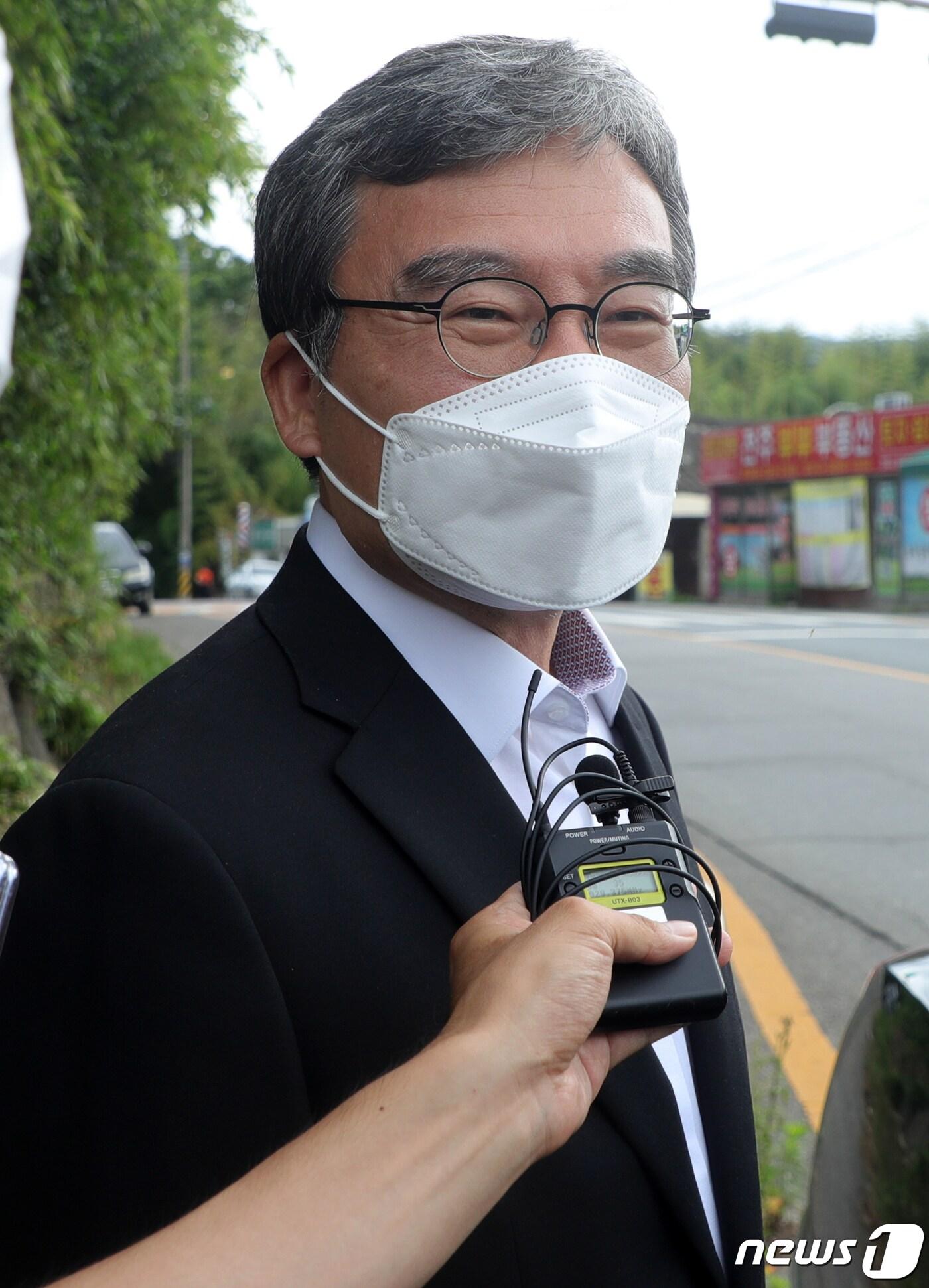 본문 이미지 - 이스타항공 자금 배임·횡령 혐의로 구속된 이상직 전 국회의원이 30일 전북 전주시 전주교도소에서 석방되어 나와 취재진의 질의에 답변을 하고 있다. 2022.6.30/뉴스1 ⓒ News1 유경석 기자