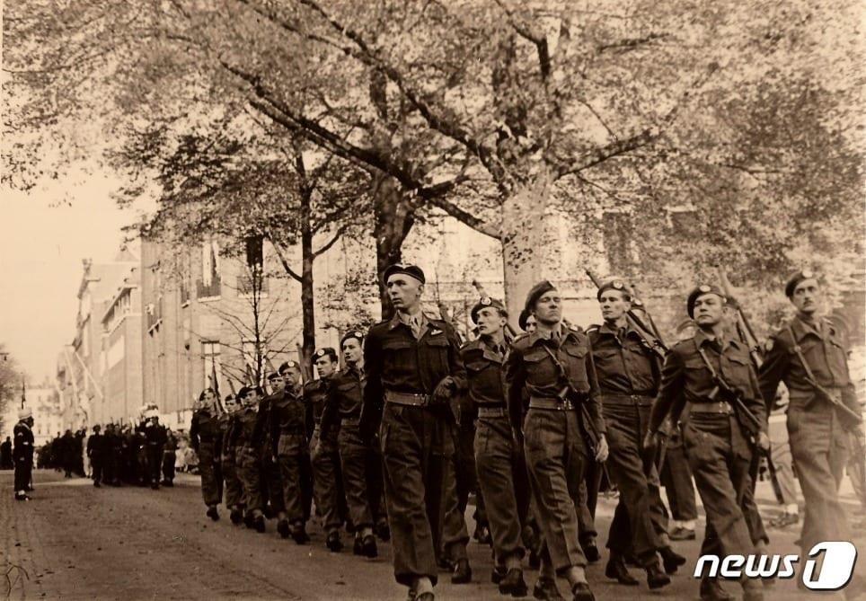 본문 이미지 - 네덜란드군 헤이그 시가 퍼레이드.(유엔평화기념관 제공) ⓒ 뉴스1