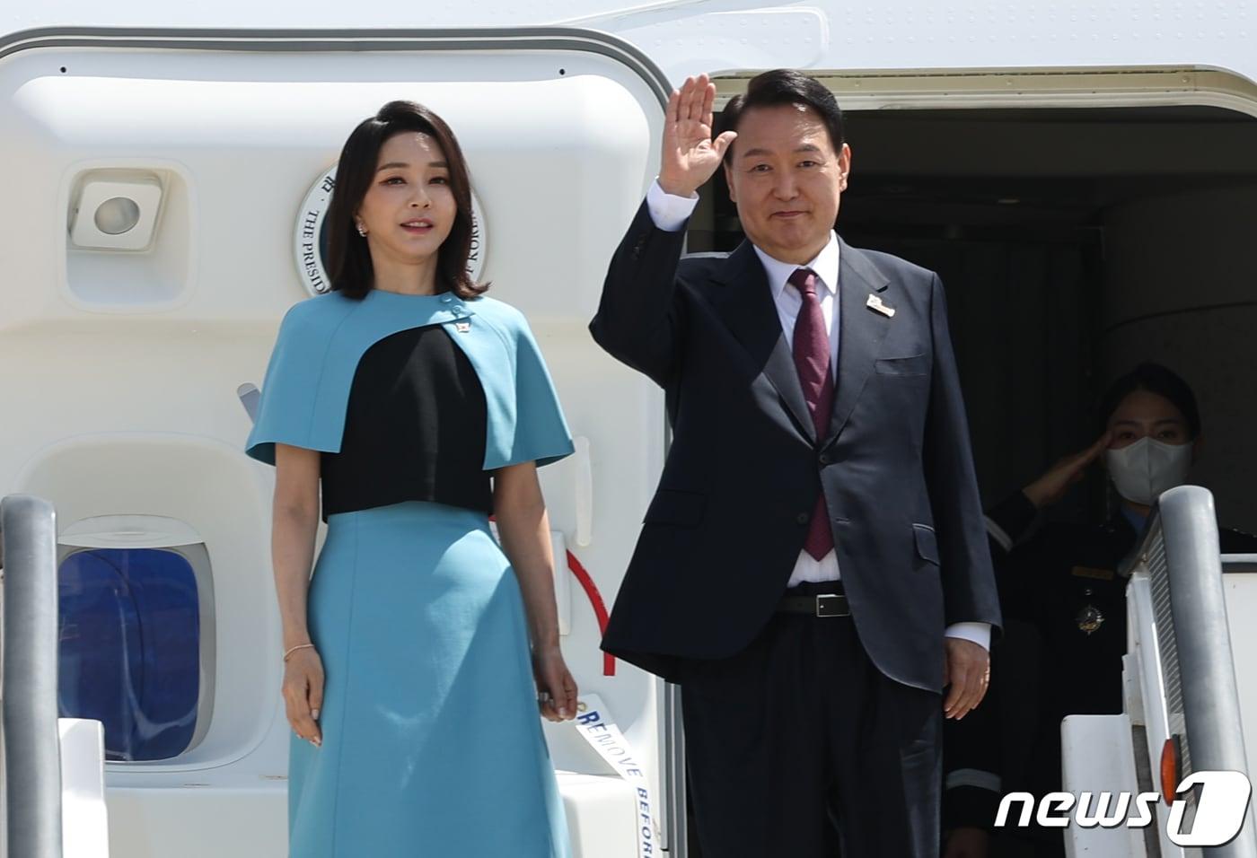 윤석열 대통령과 김건희 여사가 30일 오후(현지시간) 3박5일 동안 스페인 마드리드에서 열린 나토(NATO·북대서양조약기구) 정상회의 첫 순방을 마치고 마드리드 바라하스 국제공항에서 공군1호기에 탑승하며 손을 들어 인사하고 있다. (대통령실사진기자단) 2022.6.30/뉴스1 ⓒ News1 오대일 기자