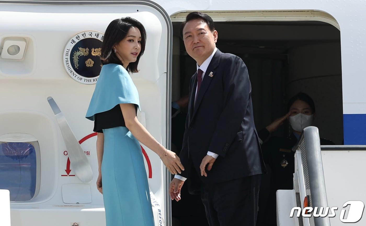 윤석열 대통령과 김건희 여사가 지난 2022년 6월 30일 오후&#40;현지시간&#41; 3박5일 동안 나토&#40;NATO 북대서양조약기구&#41; 정상회의 첫 순방을 마치고 스페인 마드리드 바라하스 국제공항에서 공군1호기에 탑승하고 있다. &#40;대통령실사진기자단&#41; 2022.6.30/뉴스1 ⓒ News1 오대일 기자