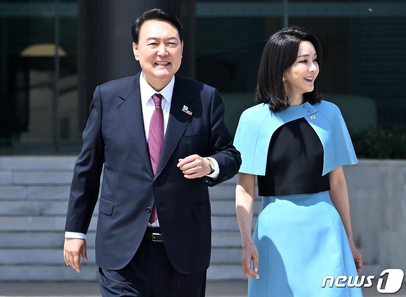 본문 이미지 - 윤석열 대통령과 김건희 여사가 30일 오후&#40;현지시간&#41; 3박5일 동안 스페인 마드리드에서 열린 나토&#40;NATO·북대서양조약기구&#41; 정상회의 첫 순방을 마치고 바라하스 국제공항에서 공군1호기로 이동하며 이야기를 나누고 있다. &#40;대통령실사진기자단&#41; 2022.6.30/뉴스1 ⓒ News1 오대일 기자