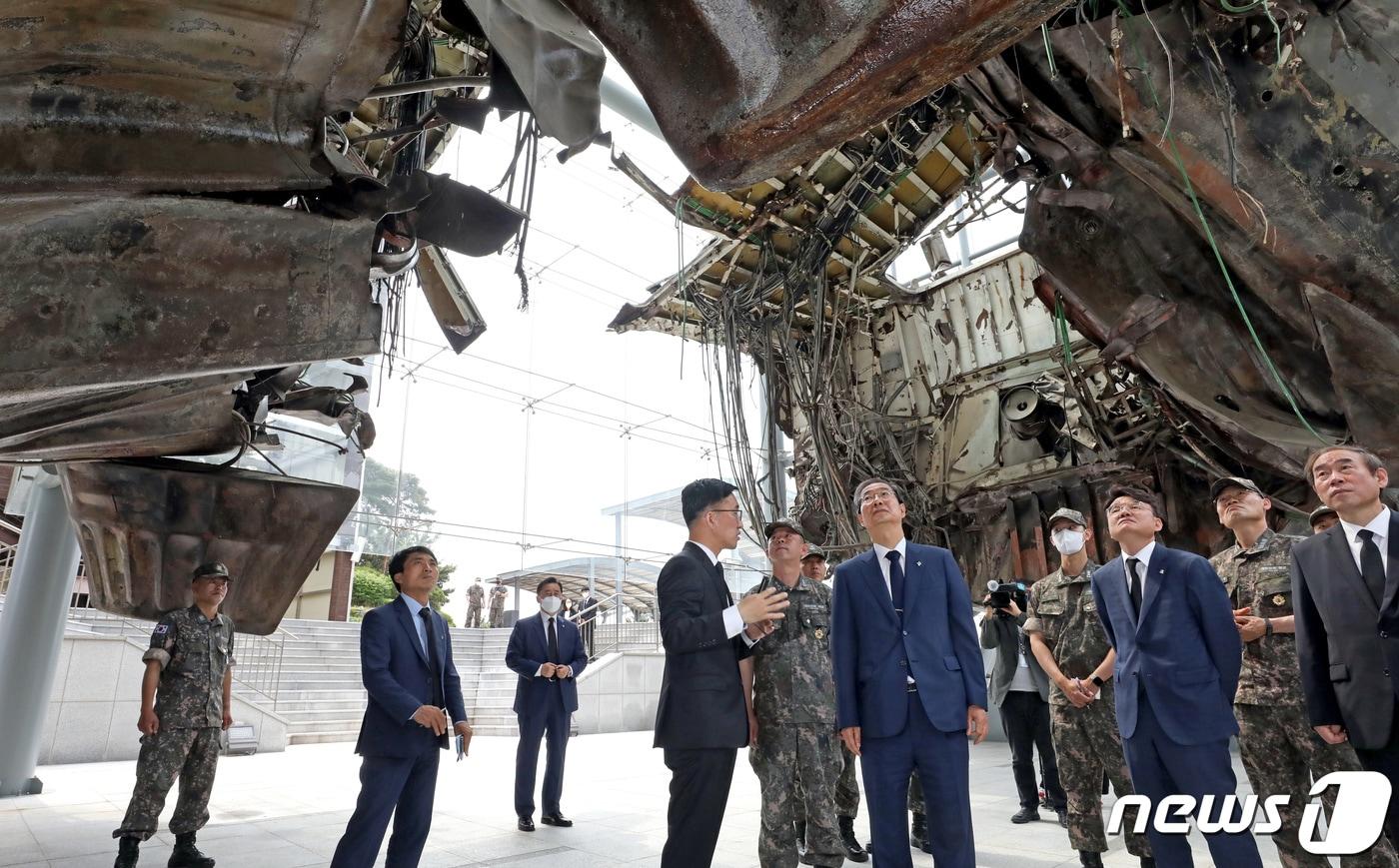 한덕수 국무총리가 지난 6월4일 경기 평택시 해군2함대에서 제2연평해전 전사자와 천안함 46용사를 참배한 뒤 천안함을 살펴보고 있다. 2022.6.4/뉴스1 ⓒ News1 장수영 기자