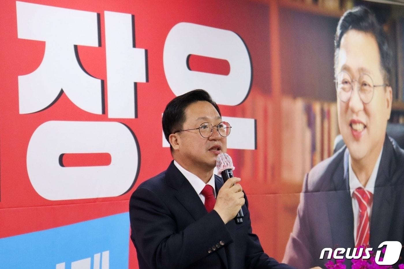 본문 이미지 - 국민의힘 이장우 대전시장 당선인이 3일 서구 둔산동 선거사무소에서 열린 대전미래캠프 해단식에서 인사말을 하고 있다. ⓒ뉴스1