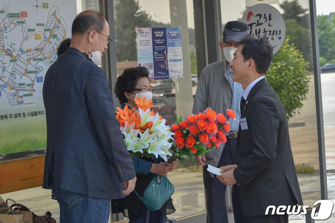 본문 이미지 - 박민식 국가보훈처장(오른쪽)이 지난 4일 국립대전현충원에서 '보훈모시미 차량 안내 명예 도우미'를 맡아 현충원을 방문한 유족과 참배객들에 묘역·시설을 안내해주며 애로사항을 듣고 있다. (국가보훈처 제공) 2022.6.4/뉴스1 ⓒ News1 김기남 기자