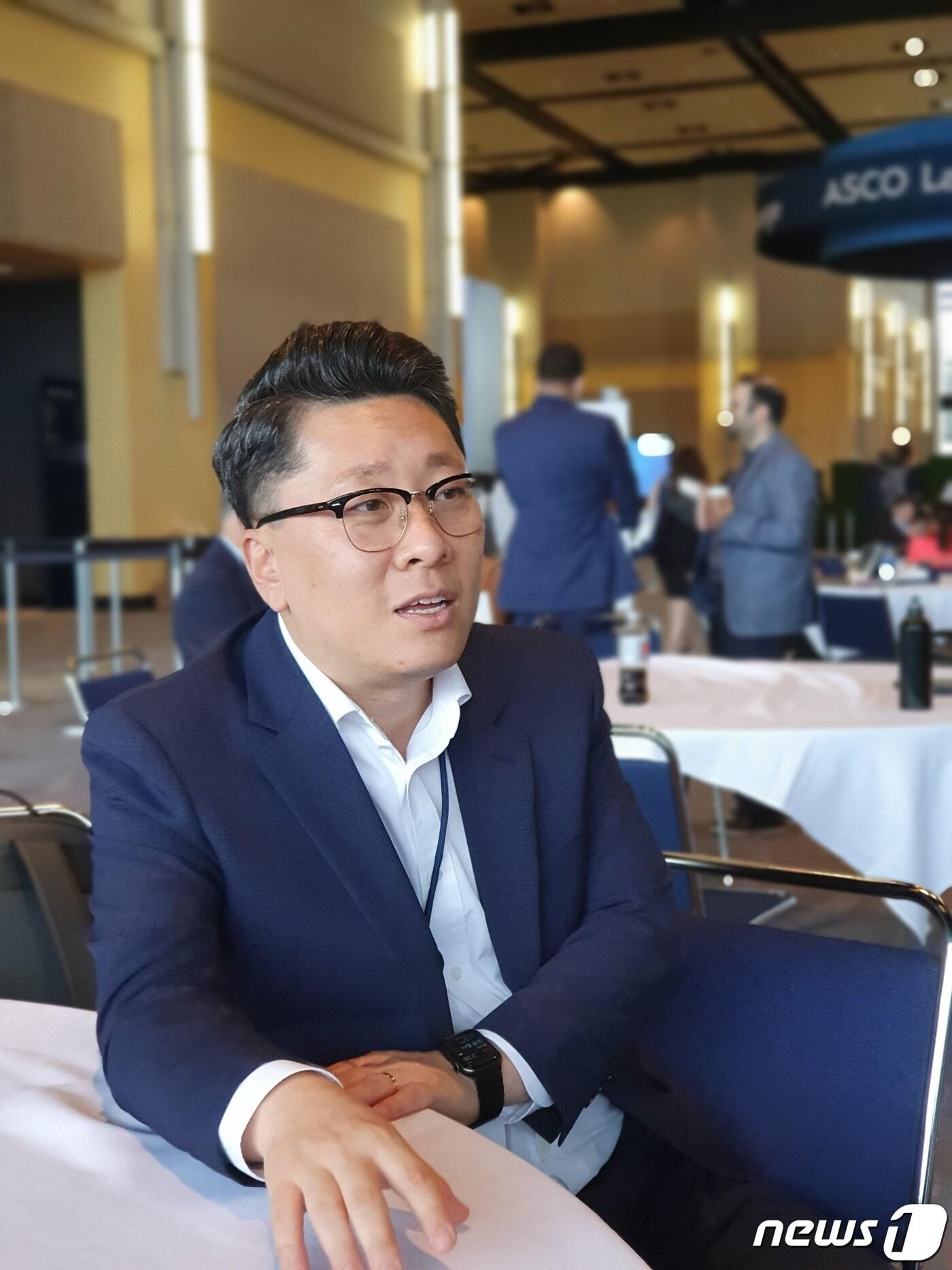 본문 이미지 - 최준영 에이비온 부사장이 5일(현지시간) 미국 시카고에서 열린 미국임상종양학회(ASCO)에서 <뉴스1>과 인터뷰를 하고 있다. ⓒ 뉴스1