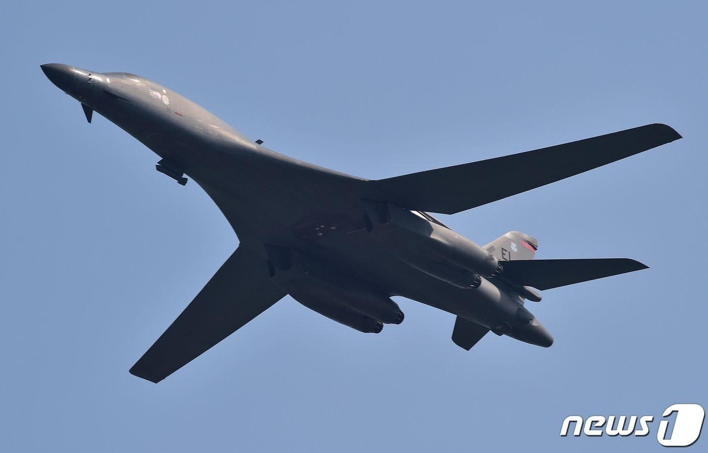 본문 이미지 - 미 공군이 운용하는 B-1B '랜서' 폭격기 ⓒ AFP=뉴스1