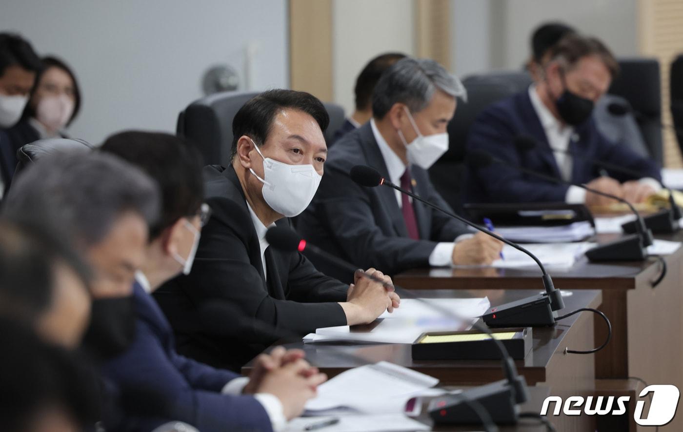 본문 이미지 - 윤석열 대통령이 5일 대통령실 청사에서 열린 국가안전보장회의(NSC) 상임위원회에 임석해 발언하고 있다. (대통령실 제공) 2022.6.5/뉴스1 ⓒ News1 오대일 기자