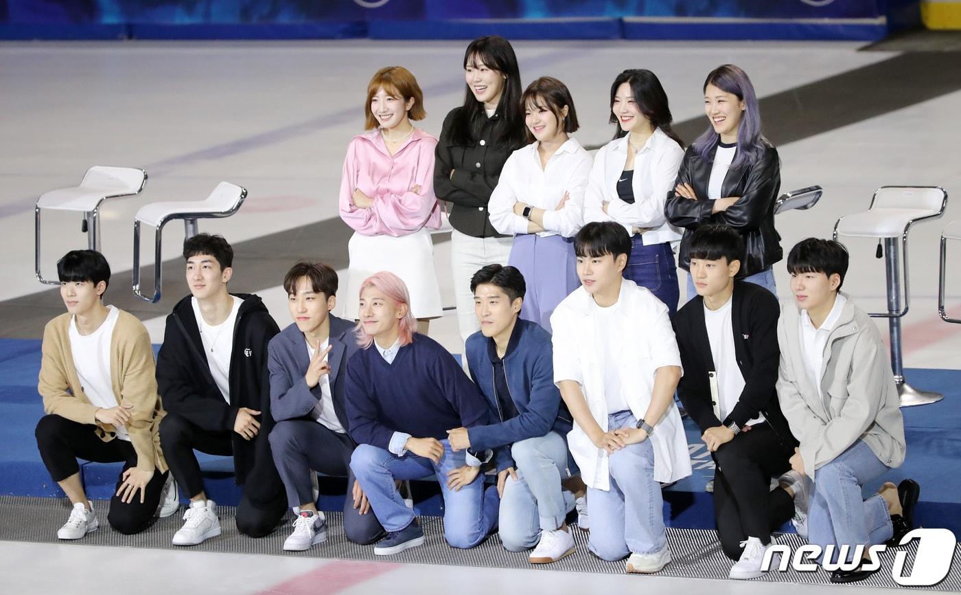 본문 이미지 - 5일 서울 양천구 목동아이스링크에서 열린 '스케이팅 올스타 2022' 팬미팅에서 참가 선수들이 기념촬영을 하고 있다. 2022.6.5/뉴스1 ⓒ News1 김진환 기자