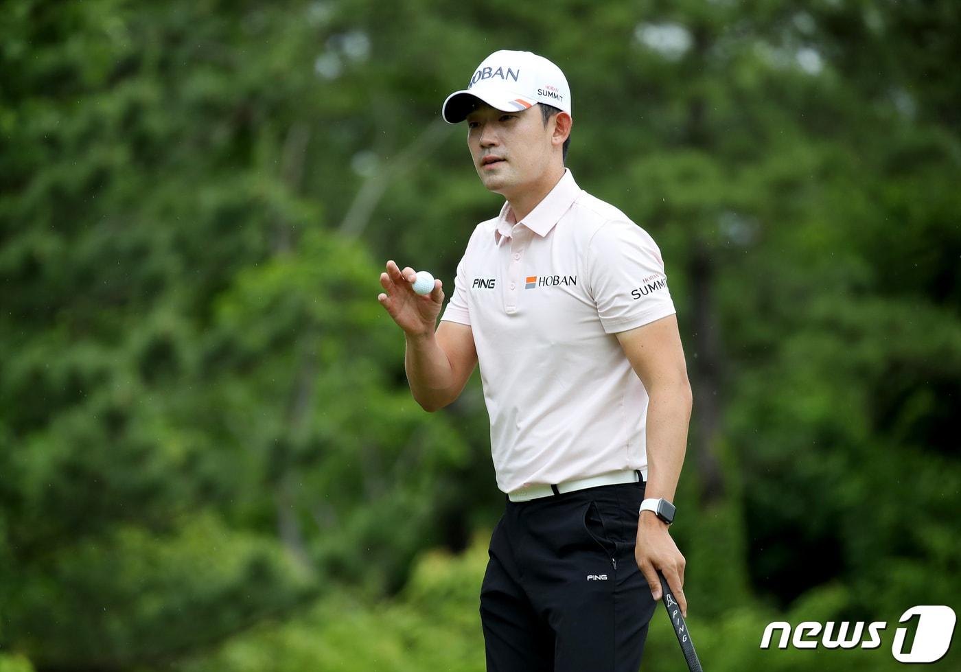 본문 이미지 - 김비오이 5일 제주도 핀크스골프클럽에서 열린 SK telecom OPEN 2022 파이널라운드 1번 홀에서 버디퍼팅 성공후 갤러리에게 인사하고 있다. (KPGA 제공) 2022.6.5/뉴스1