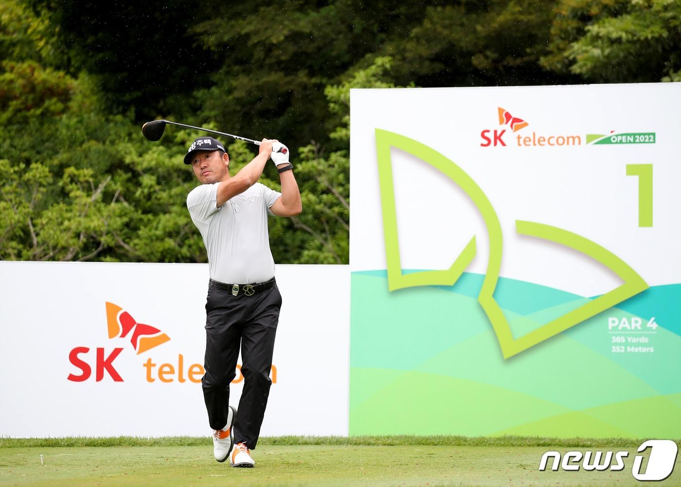 본문 이미지 - 최호성이 5일 제주도 핀크스골프클럽에서 열린 SK telecom OPEN 2022 파이널라운드 1번 홀에서 드라이버 티샷을 하고 있다. (KPGA 제공) 2022.6.5/뉴스1