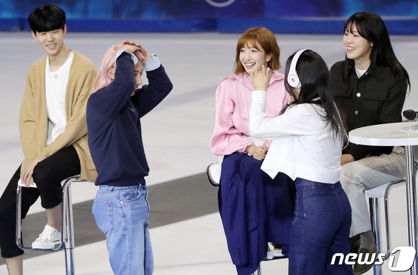 본문 이미지 - 5일 서울 양천구 목동아이스링크에서 열린 '스케이팅 올스타 2022' 팬미팅에서 남자 쇼트트랙 곽윤기와 여자 쇼트트랙 이유빈이 BTS의 '다이너마이트'의 댄스를 선보이고 있다. 2022.6.5/뉴스1 ⓒ News1 김진환 기자