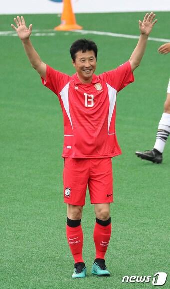 본문 이미지 - 5일 서울 마포구 서울월드컵경기장 보조구장에서 열린 2022 FIFA 한일월드컵 20주년 기념 '2002 월드컵 레전드 올스타전'에서 이을용이 득점 후 기뻐하고 있다. 2022.6.5/뉴스1 ⓒ News1 이성철 기자