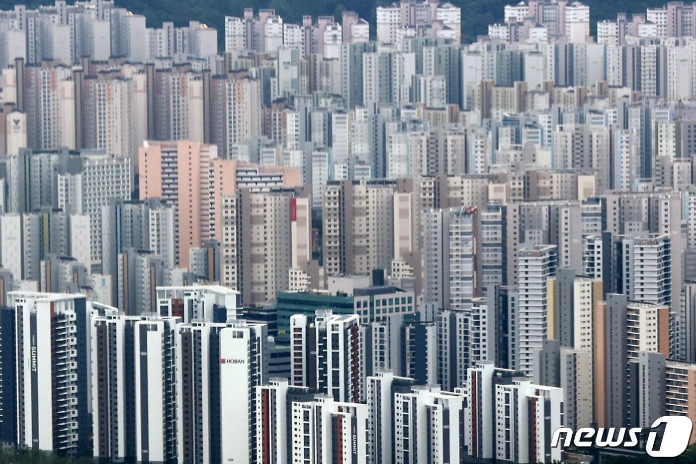 본문 이미지 - 서울 송파구 롯데월드타워 전망대 서울스카이에서 바라본 서울 시내 아파트 모습. 2022.6.5/뉴스1 ⓒ News1 조태형 기자