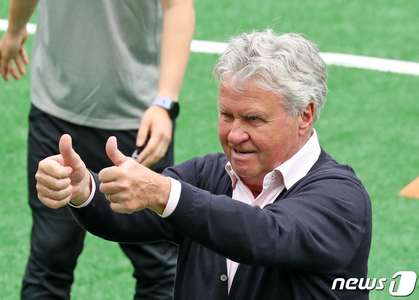 본문 이미지 - 5일 서울 마포구 서울월드컵경기장 보조구장에서 열린 2022 FIFA 한일월드컵 20주년 기념 '2002 월드컵 레전드 올스타전'에서 히딩크 전 감독이 관중들에게 엄지를 치켜 세우고 있다. 2022.6.5/뉴스1 ⓒ News1 이성철 기자