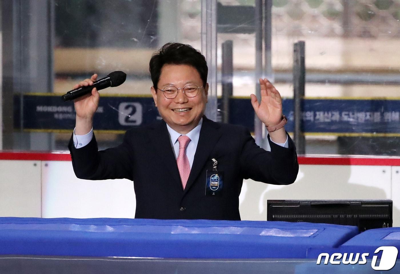 본문 이미지 - 5일 서울 양천구 목동아이스링크에서 열린 '스케이팅 올스타 2022'에서 비디오 판독을 맡은 한문철 변호사가 인사말을 하고 있다. 2022.6.5/뉴스1 ⓒ News1 김진환 기자