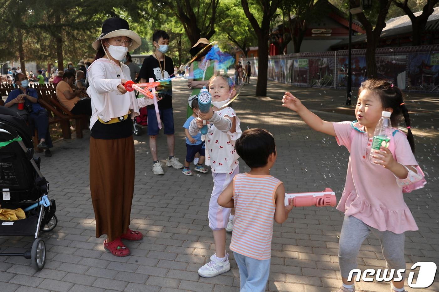 중국의 '제로 코로나' 정책으로 봉쇄됐던 수도 베이징에 지난 1일(현지시간)부터 락다운 조처가 해제됐다. 4일 거리에서 뛰노는 아이들의 모습. ⓒ 로이터=뉴스1 ⓒ News1 최서윤 기자