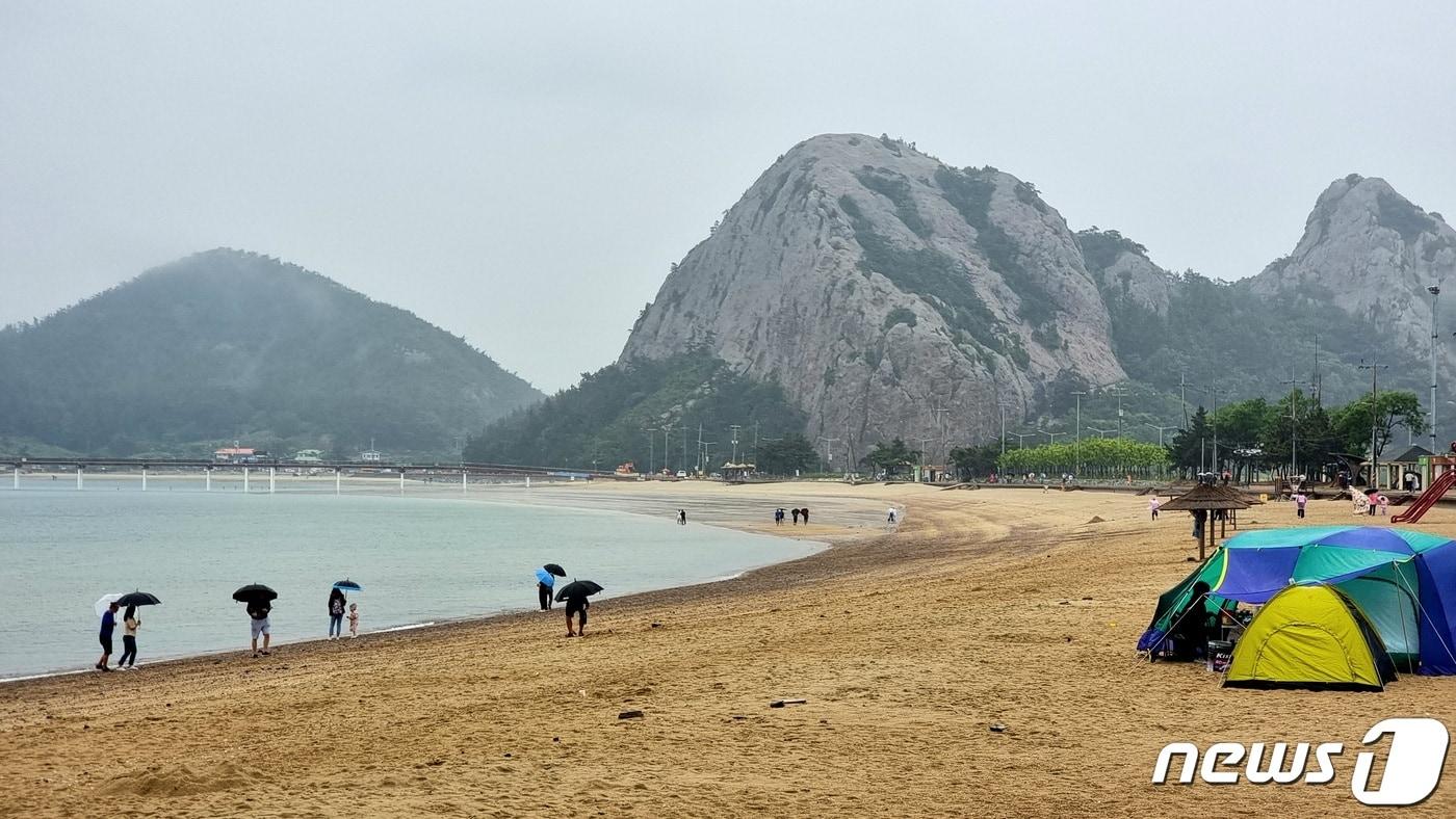 본문 이미지 - 5일 오후 전북 군산시 옥도면 선유도해수욕장에서 관광객들이 여유로운 시간을 보내고있다.2022.6.5/ⓒ 뉴스1