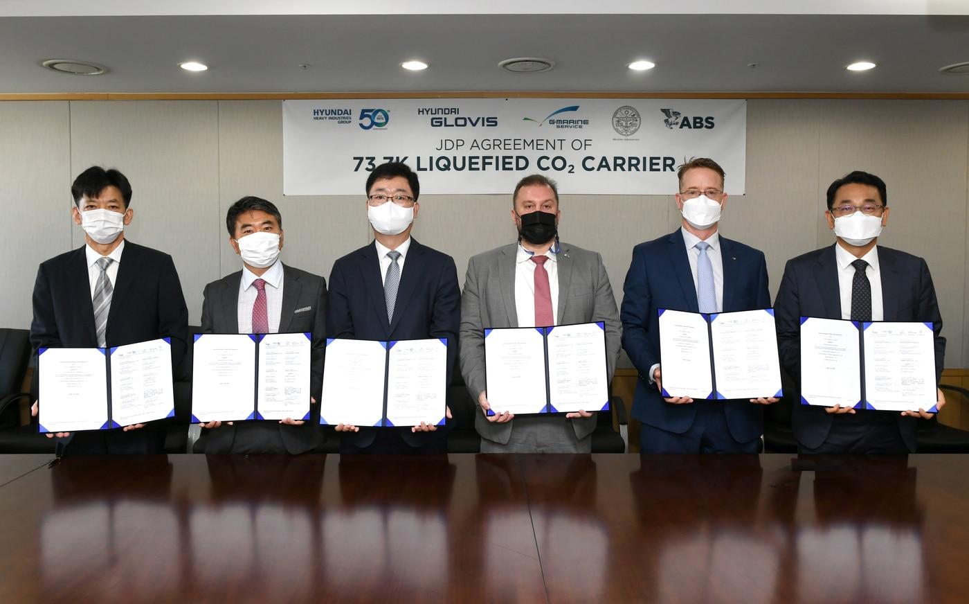 본문 이미지 - 현대중공업그룹이 현대글로비스 등과 세계 최대 규모의 CO2운반선 공동 개발 협약을 체결했다. 사진은 협약식 장면(좌측부터 지마린서비스 황진업 SM운영실장, 현대글로비스 김태우 해운사업부장, 현대중공업 주원호 기술본부장, 마샬아일랜드기국 토마스 블렌크 한국 대표, 미국선급협회 대런 레스코스키 부사장, 한국조선해양 장광필 미래기술연구원 에너지연구랩 부문장) ⓒ 뉴스1