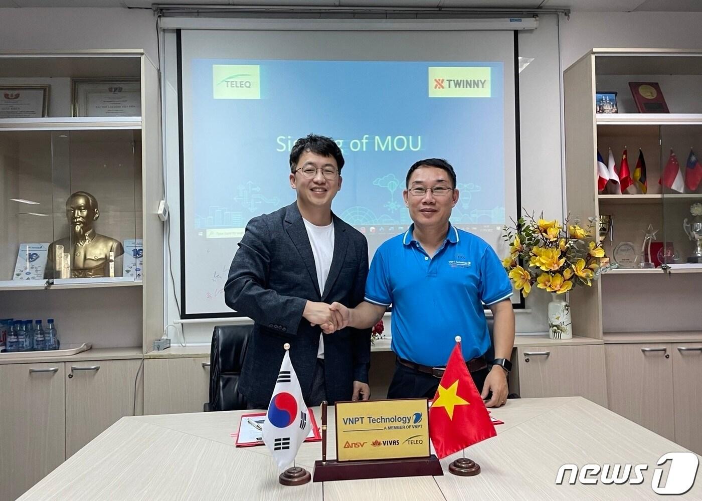 (왼쪽부터)천영석 트위니 대표와 응우옌 만 쿠옹(NGUYEN MANH CUONG) 텔레큐사 대표가 최근 호치민시에서 업무협약을 체결하고 기념촬영하고 있다. ⓒ 뉴스1