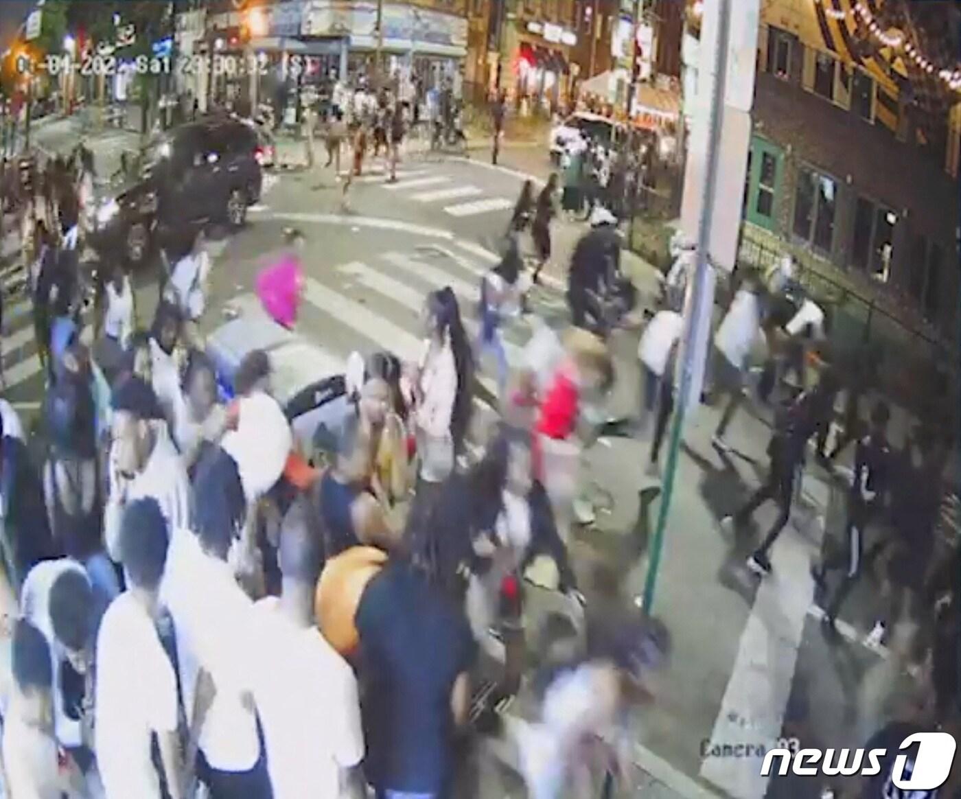 본문 이미지 - 미국 필라델피아 거리에서 지난 4일 군중을 향해 가해진 총격으로 3명이 사망하고 11명이 부상했다. ⓒ 로이터=뉴스1 ⓒ News1 정윤영 기자