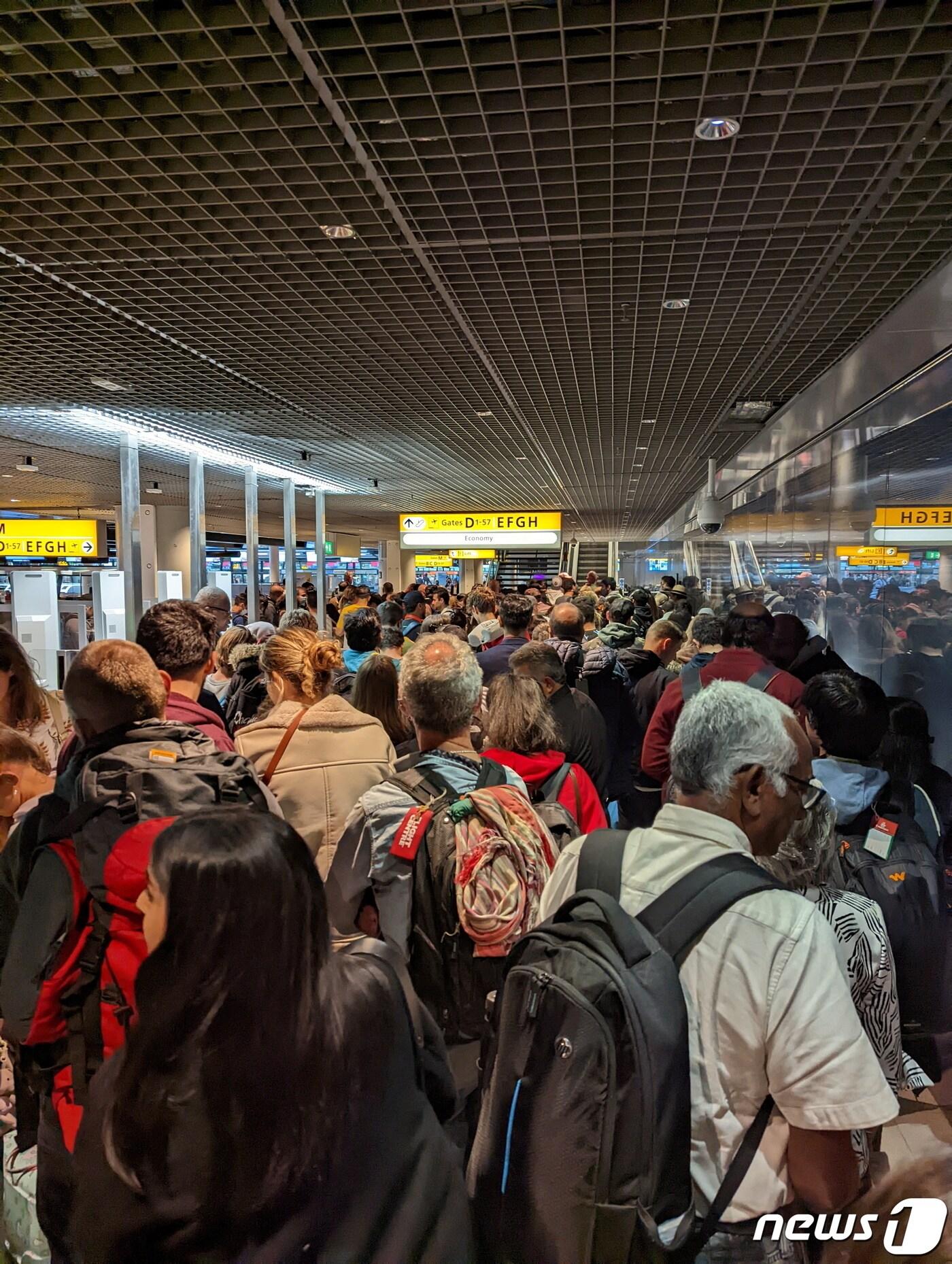 본문 이미지 - 5일(현지시간) 네덜란드 암스테르담 스키폴 공항에 여행객들이 줄을 서 항공편을 기다리고 있다. ⓒ 로이터=뉴스1 ⓒ News1 김예슬 기자