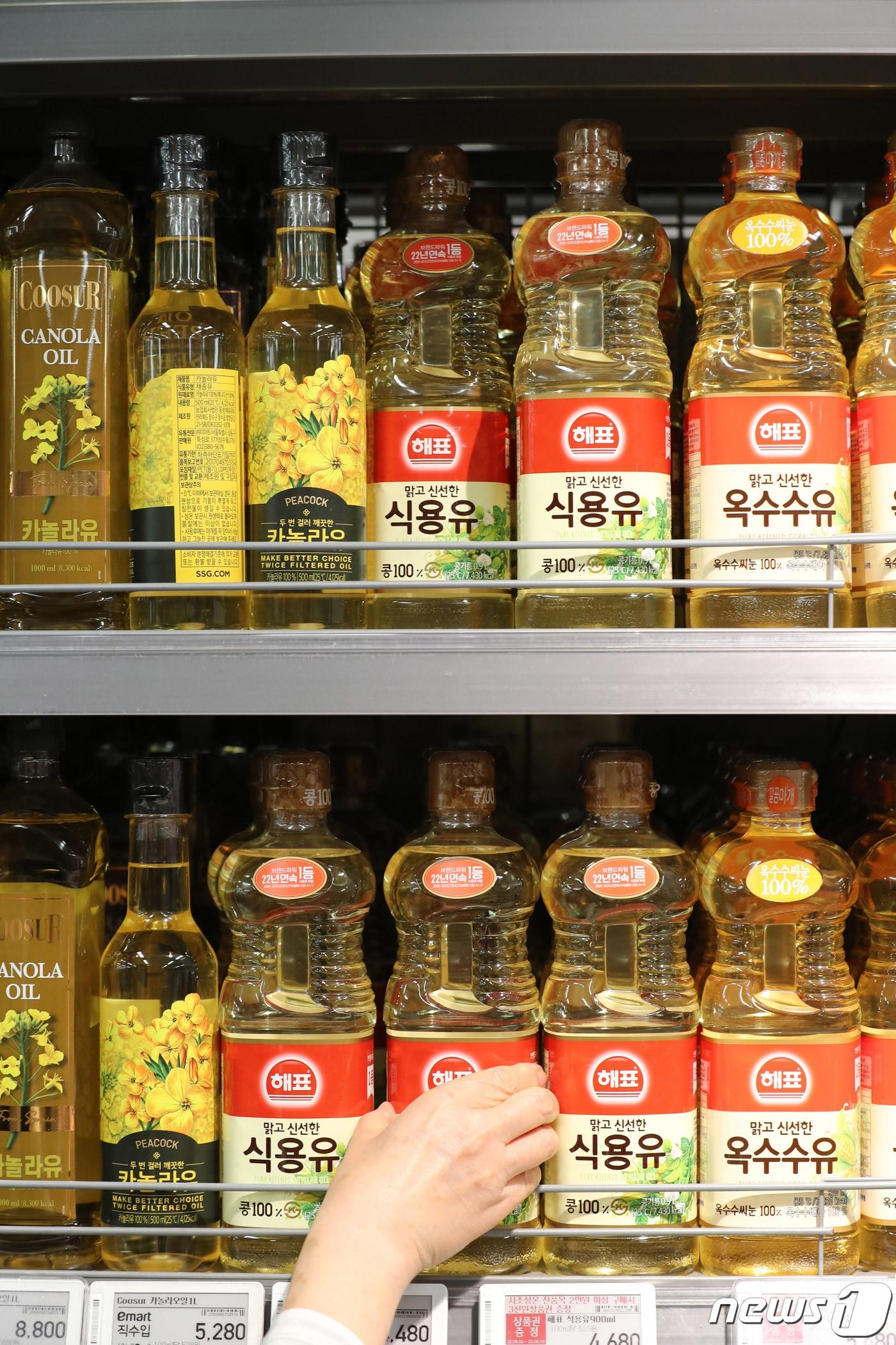 본문 이미지 - 코로나19 장기화로 지난 2년간 신음하던 자영업자들이 또다시 사면초가에 놓여 있다. 식용유부터 밀가루, 물엿까지 오르지 않은 식재료가 없을 정도로 물가 폭등이 이어지고 있다.ⓒ News1