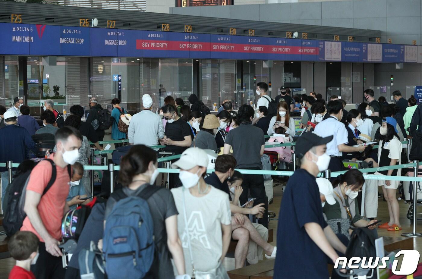 6일 오후 인천국제공항 2터미널에서 시민들이 출국 수속을 밟고 있다. 오는 8일부터 신종 코로나바이러스 감염증(코로나19) 백신 접종 여부와 내·외국인 여부 상관없이 해외에서 국내로 들어올 때 격리 의무가 면제된다. 8일 이전에 입국한 입국자도 격리 해제가 이날부터 소급 적용된다. 다만 입국 전후 검사 의무는 2회 유지한다. 코로나19 입국 검사에서 양성이 나오면 7일 격리해야 한다. 2022.6.6/뉴스1 ⓒ News1 신웅수 기자