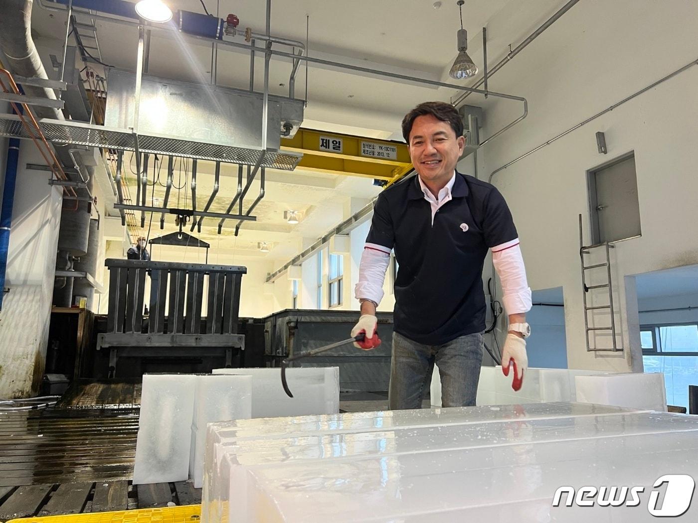 본문 이미지 - 제8회 전국동시지방선거 김진태 강원지사 당선인이 6일 오전 동해 묵호항을 찾은 가운데, 얼음배달과 골뱅이 분류작업에 참여하는 등 도민과의 만남을 갖는 일정을 소화하고 있다. (김진태 국민의힘 강원지사 당선인 선거캠프 제공) 2022.6.6/뉴스1 신관호 기자
