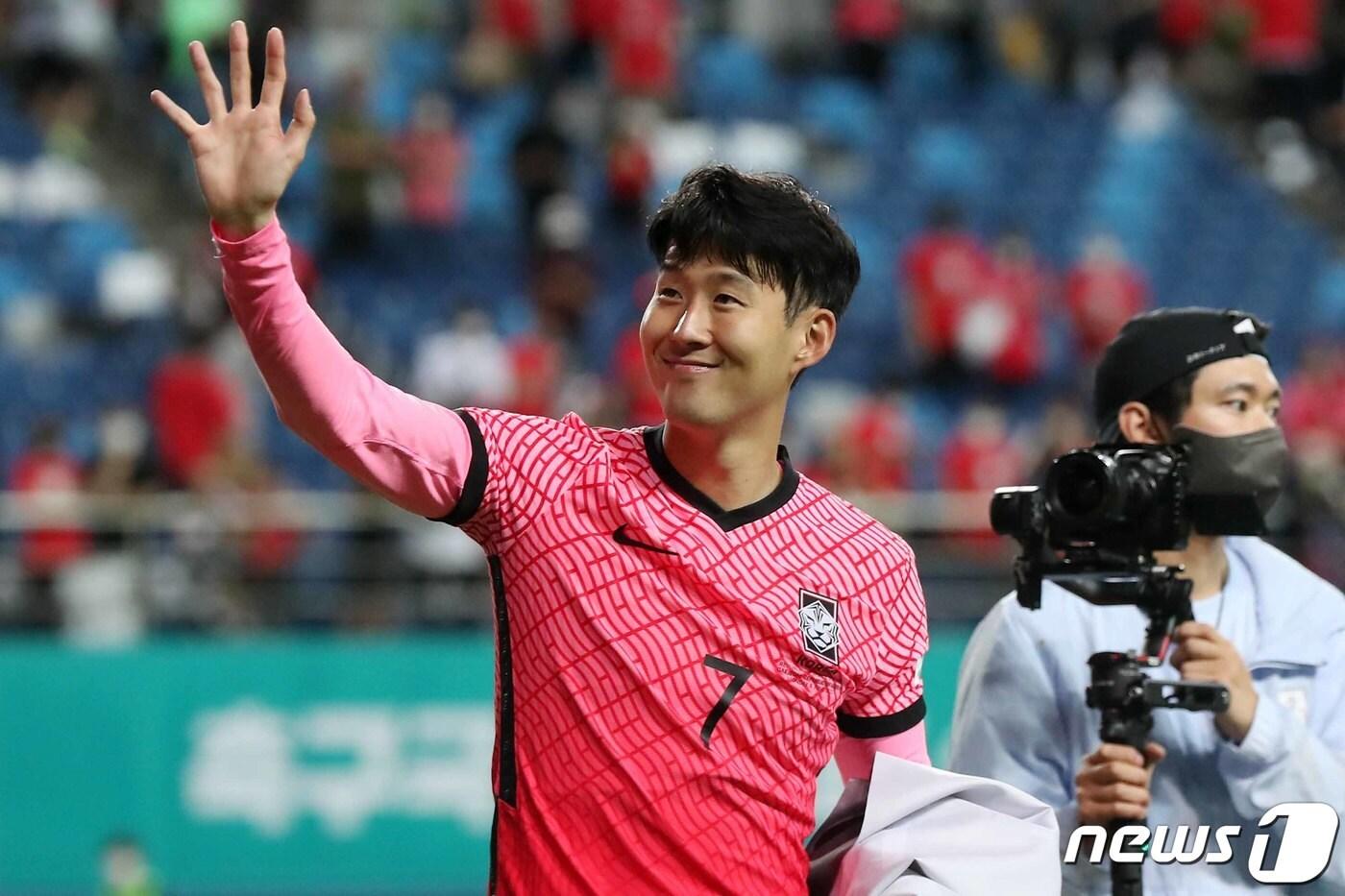 6일 오후 대전 유성구 대전월드컵경기장에서 열린 대한민국과 칠레의 평가전에서 2대 0으로 승리를 거둔 대한민국 손흥민이 경기를 마친 뒤 팬들을 향해 인사를 전하고 있다. 2022.6.6/뉴스1 ⓒ News1 민경석 기자