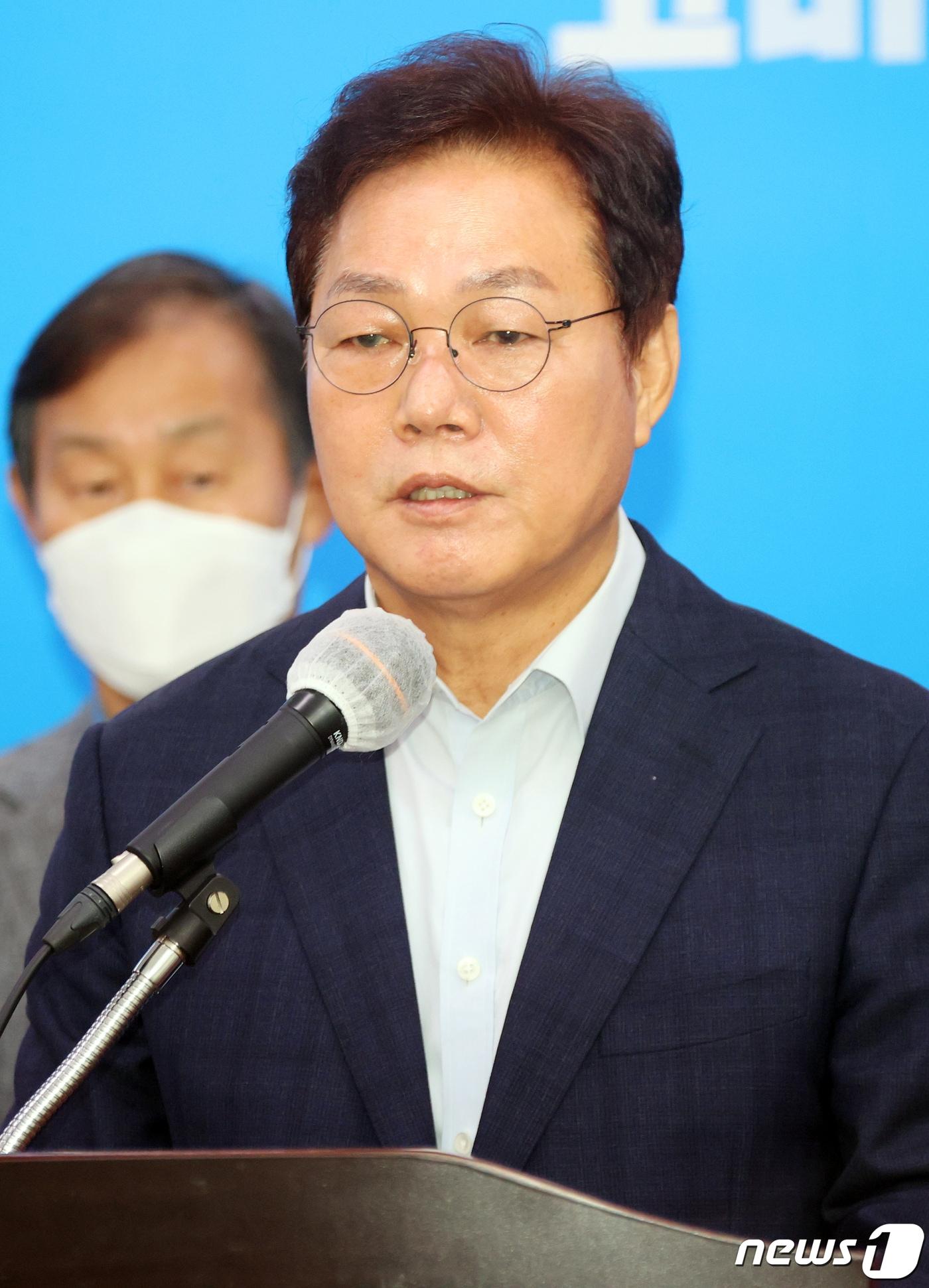 본문 이미지 - 박완수 경남도지사 당선인이 7일 오전 경남도청 프레스센터에서 인수팀 구성을 발표하고 있다.(경남도 제공)2022.6.7ⓒ 뉴스1