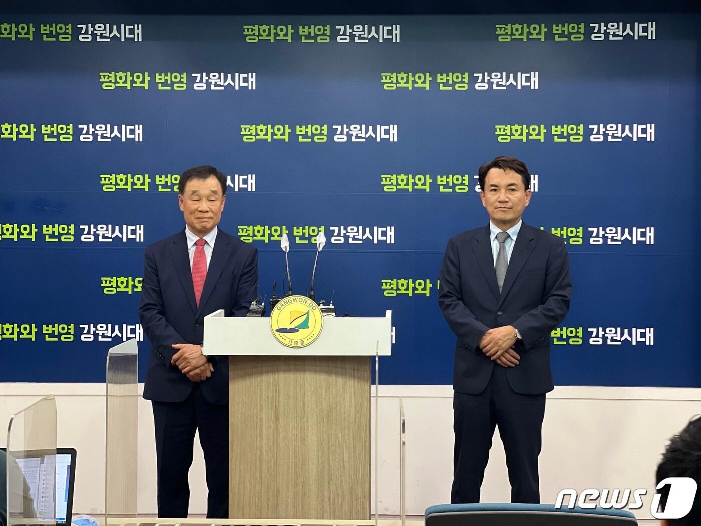 본문 이미지 - 김진태 강원도지사 당선인(오른쪽)이 지난 7일 강원도청 브리핑룸에서 기자회견을 열고 도지사직 인수위원장으로 김기선 전 국회의원(왼쪽)을 선임했다고 밝히고 있다.(김진태 당선인 측 제공) 2022.4.7/뉴스1