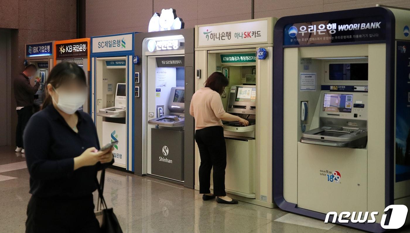 본문 이미지 -  한국은행 금융통화위원회가 오는 13일 사상 첫 ‘빅스텝(기준금리 0.5%p↑)에 나설 가능성이 높아지면서 당장 이자 부담이 늘어나는 중소기업 및 자영업자들의 한숨이 커지고 있다. (자료사진) ⓒ News1 