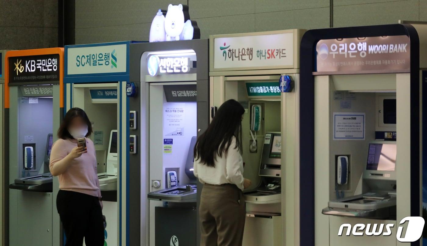 본문 이미지 -  사진은 7일 오후 서울 시내 한 건물에 설치된 은행의 현금인출기. 2022.6.7 ⓒ 뉴스1 김진환 기자