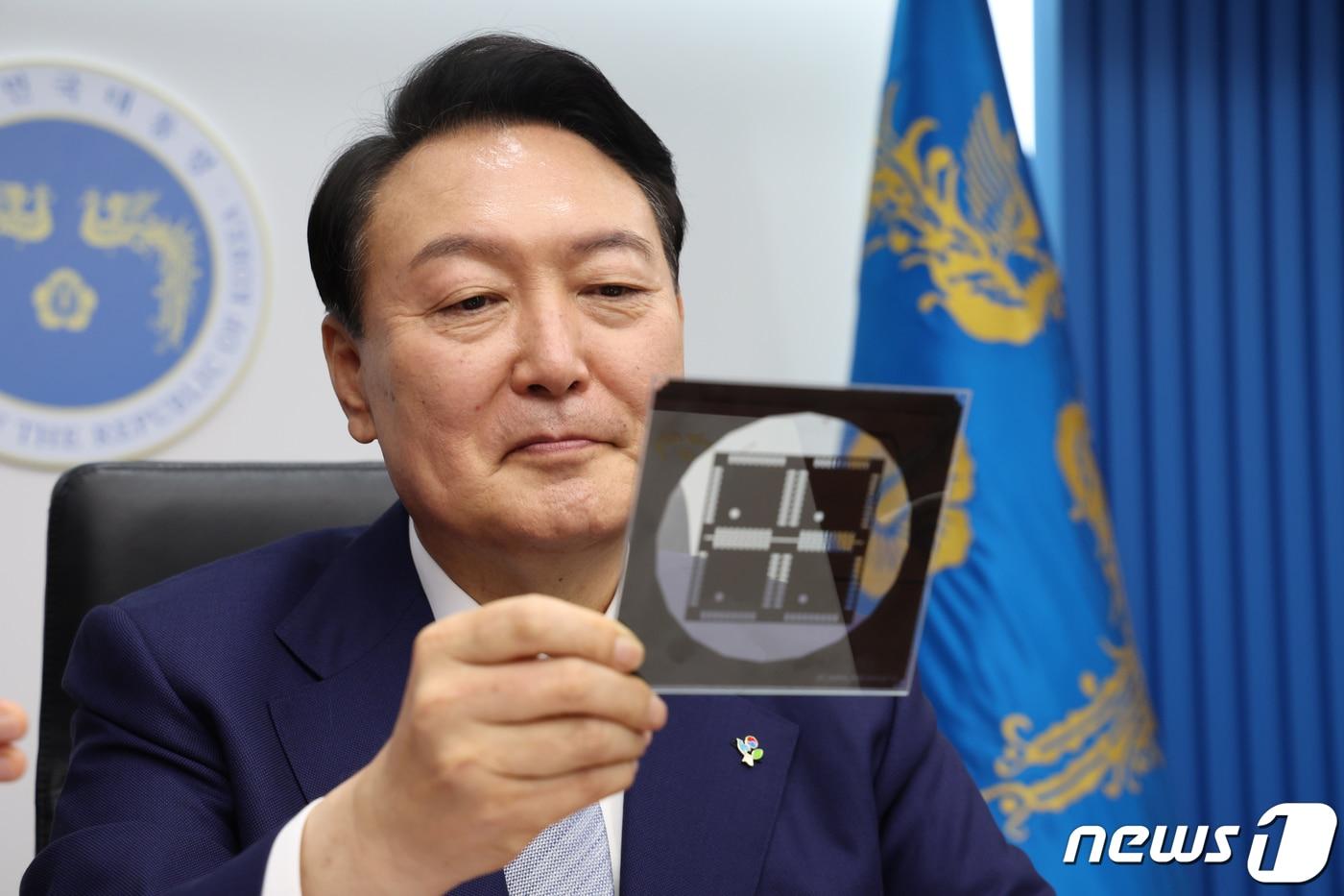 본문 이미지 - 윤석열 대통령이 지난해 6월7일 용산 대통령실 청사 영상회의실에서 열린 국무회의에서 반도체 포토마스크를 보고 있다. (대통령실 제공) 2022.6.7/뉴스1 ⓒ News1 오대일 기자