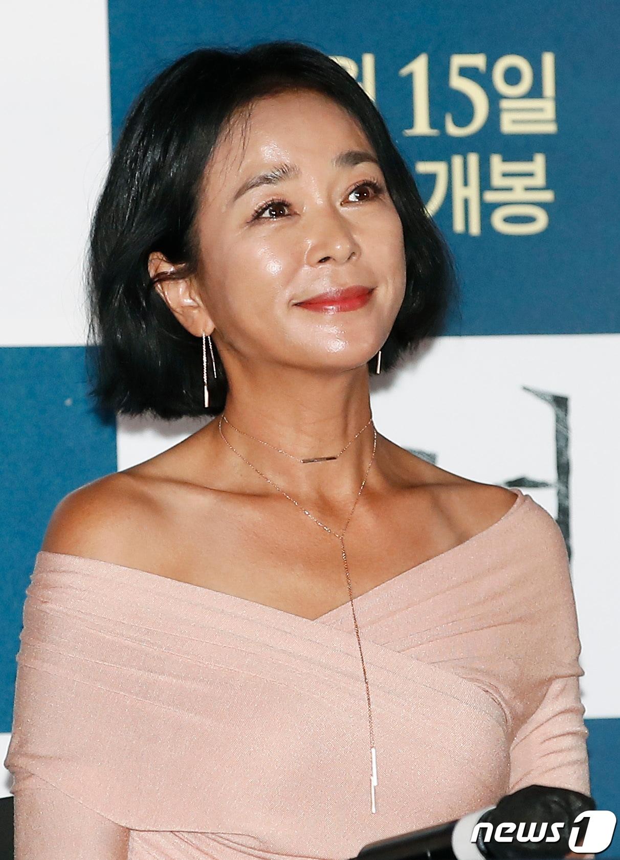 본문 이미지 - 배우 조민수가 7일 서울 용산 cgv에서 열린 영화 '마녀 Part2. The Other One'(마녀2) 언론 시사회 및 기자간담회에서 포즈를 취하고 있다. ‘마녀2’(감독 박훈정)는 초토화된 비밀연구소에서 홀로 살아남아 세상 밖으로 나오게 된 소녀 앞에 각기 다른 목적으로 그를 쫓는 세력들이 모여들면서 벌어지는 일을 그린 액션 영화이다. 2022.6.7/뉴스1 ⓒ News1 권현진 기자