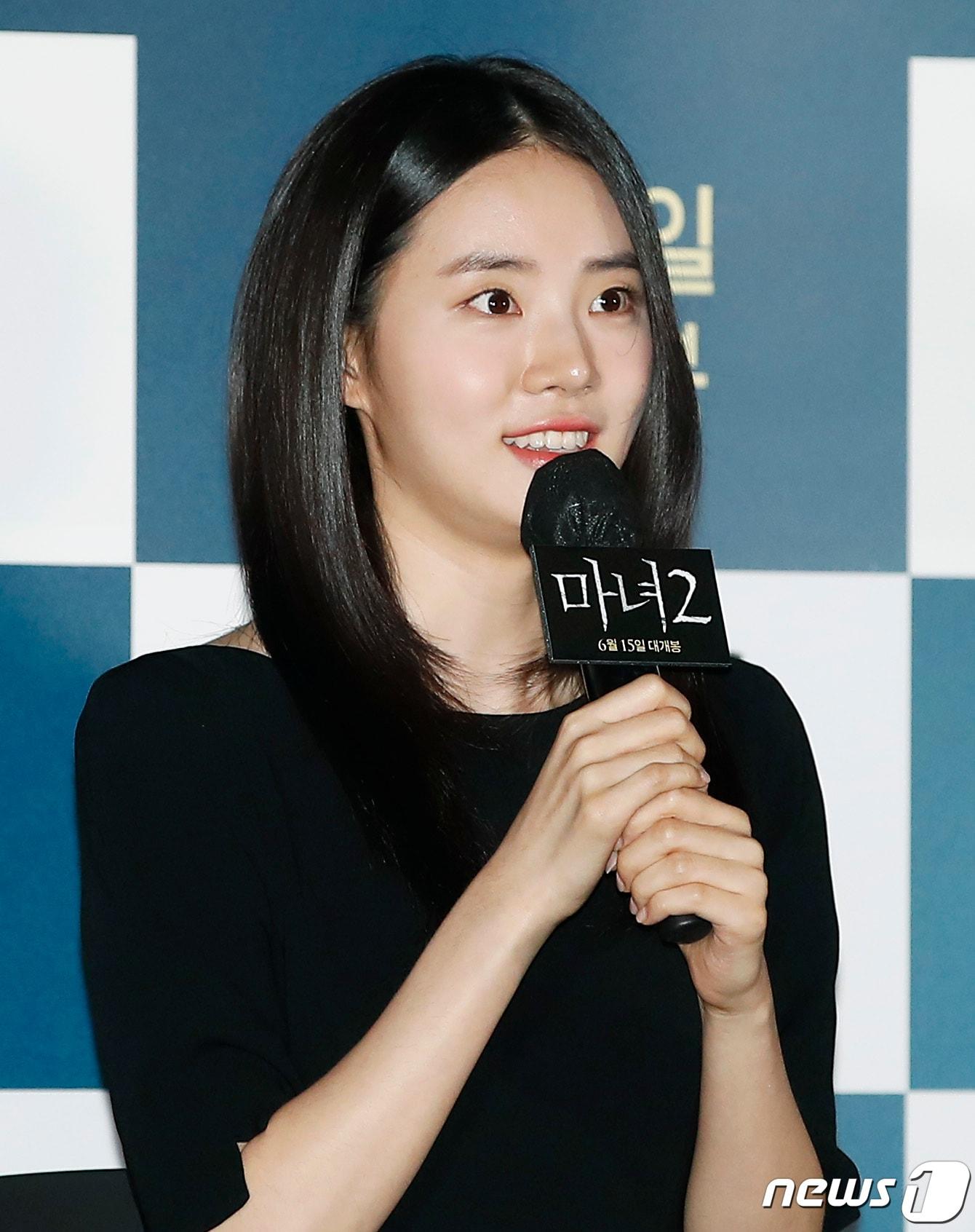 본문 이미지 - 배우 신시아가 7일 서울 용산 cgv에서 열린 영화 '마녀 Part2. The Other One'(마녀2) 언론 시사회 및 기자간담회에서 인사말을 하고 있다. ‘마녀2’(감독 박훈정)는 초토화된 비밀연구소에서 홀로 살아남아 세상 밖으로 나오게 된 소녀 앞에 각기 다른 목적으로 그를 쫓는 세력들이 모여들면서 벌어지는 일을 그린 액션 영화이다. 2022.6.7/뉴스1 ⓒ News1 권현진 기자