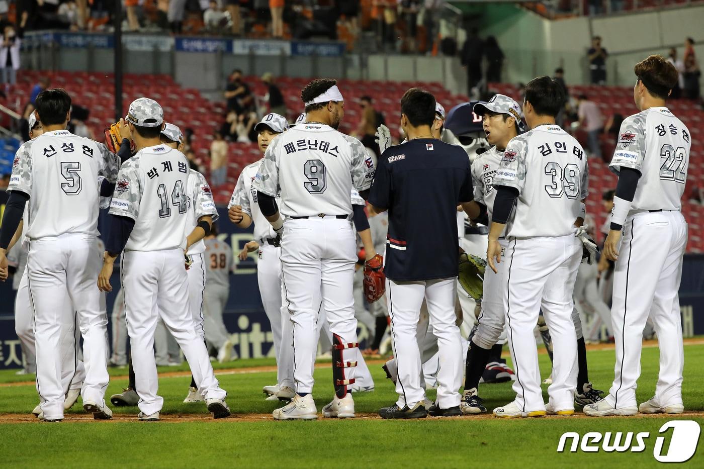 7일 오후 서울 송파구 잠실야구장에서 열린 프로야구 '2022 신한은행 SOL KBO리그' 한화 이글스와 두산 베어스의 경기에서 3대1로 승리 한 두산 선수들이 경기를 마치고 환호하고 있다. 2022.6.7/뉴스1 ⓒ News1 박세연 기자