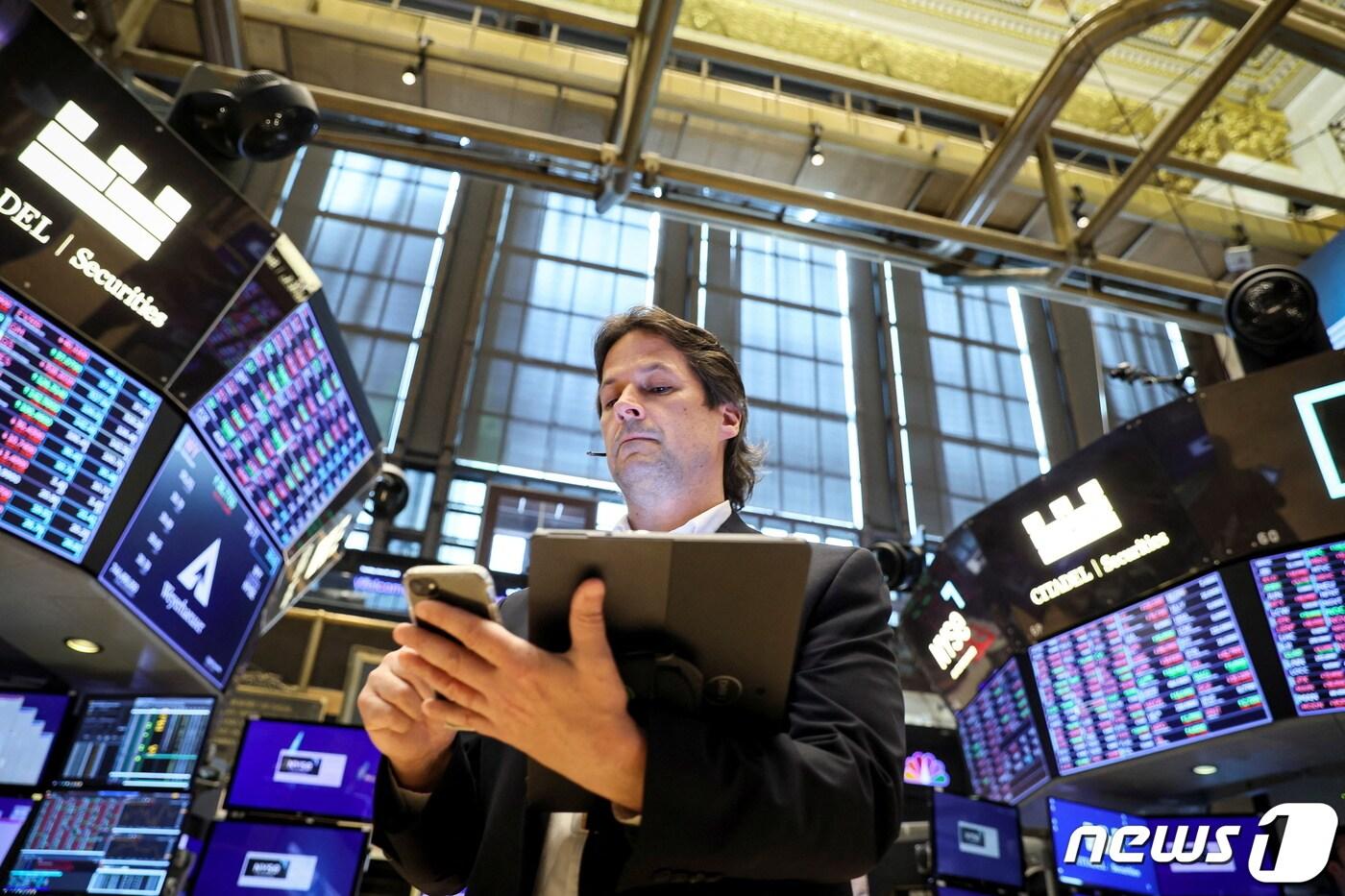 뉴욕증권거래소의 내부 객장 트레이더 ⓒ 로이터=뉴스1