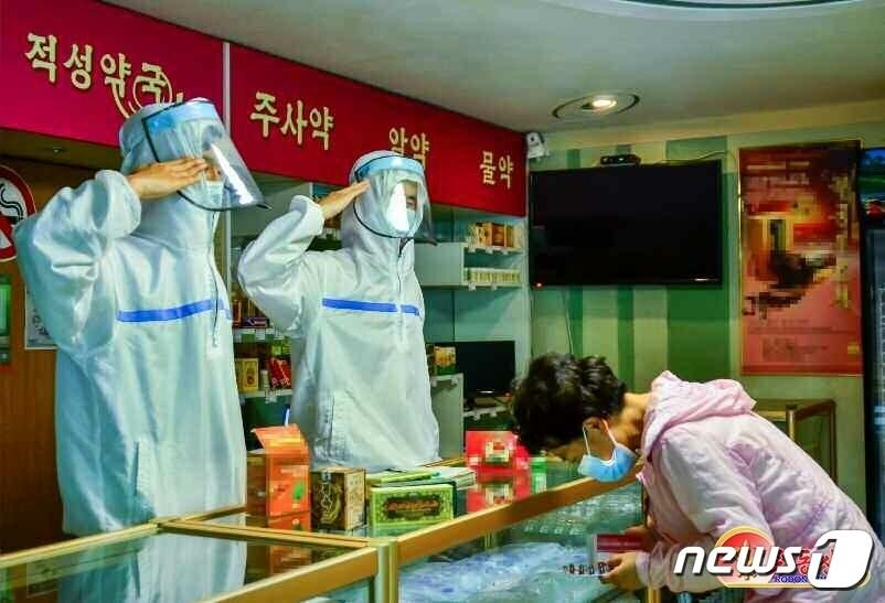 본문 이미지 - (평양 노동신문=뉴스1) = 북한 노동당 기관지 노동신문은 8일 신종 코로나바이러스 감염증(코로나19)이 안정세에 접어든 것에 대해 김정은 총비서의 헌신을 강조했다. [국내에서만 사용가능. 재배포 금지. DB 금지. For Use Only in the Republic of Korea. Redistribution Prohibited] rodongphoto@news1.kr