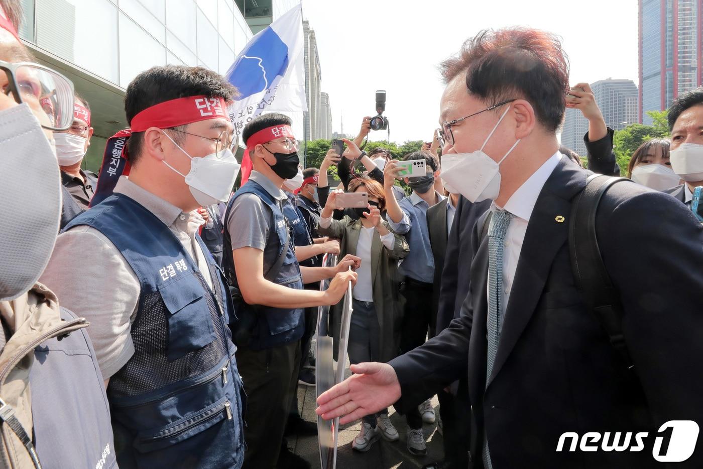 본문 이미지 - 강석훈 신임 KDB산업은행 회장이 8일 서울 영등포구 KDB산업은행 본점으로 첫 출근하던 중 노조원들의 항의에 가로막혀 있다. 이날 강 회장은 노조원들의 저지로 출근하지 못하고 발걸음을 돌렸다. 2022.6.8/뉴스1 ⓒ News1 조태형 기자