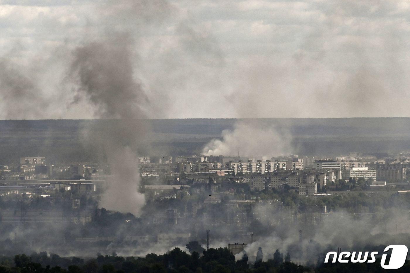 7일 (현지시간) 돈바스 세베로도네츠크에서 우크라이나 군과 러시아 군의 전투로 곳곳서 연기가 솟아오르고 있다. ⓒ AFP=뉴스1 ⓒ News1 우동명 기자