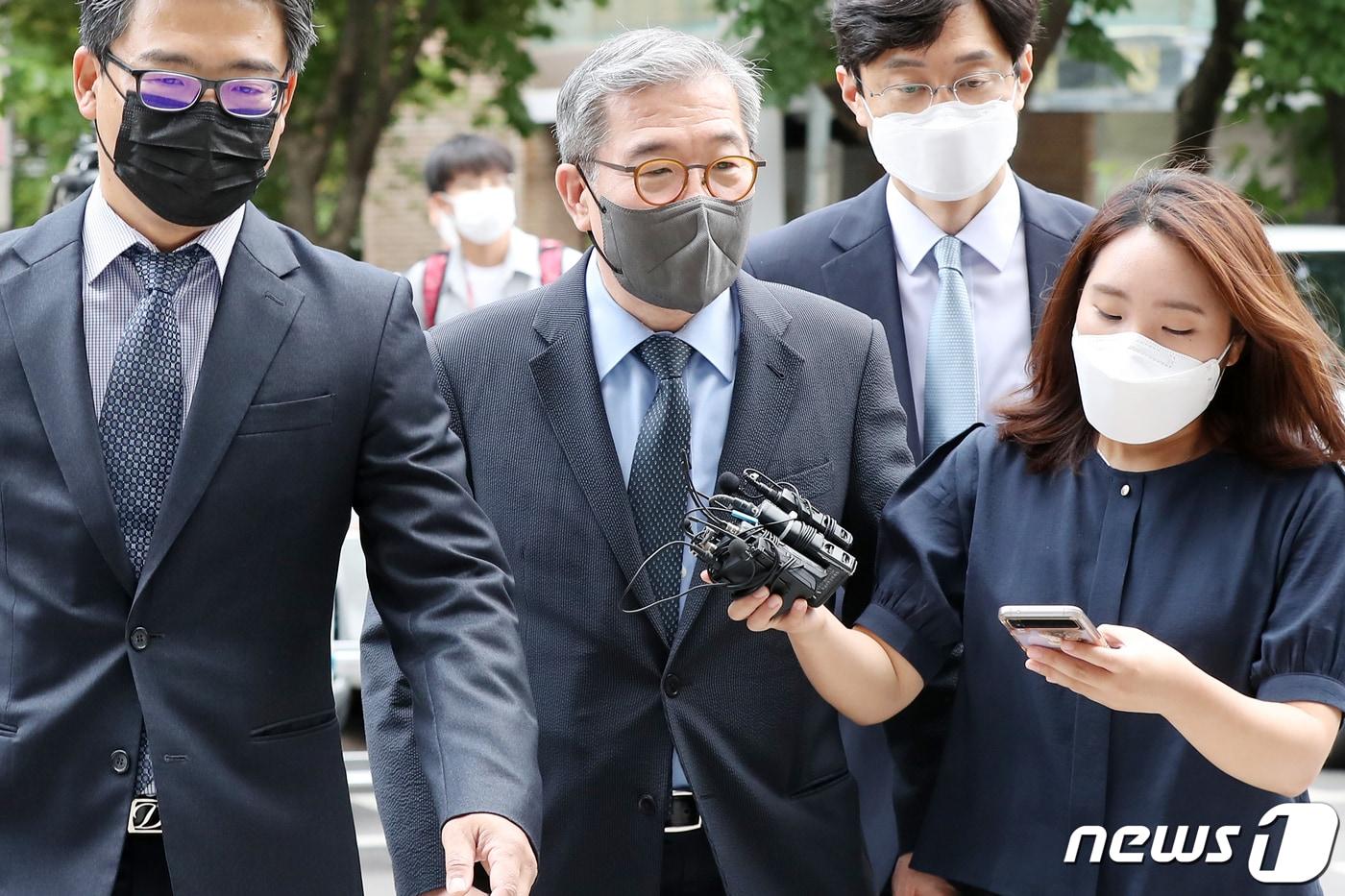 본문 이미지 - 사모펀드 환매 중단으로 2500억 원대 피해를 일으킨 혐의를 받는 장하원 디스커버리자산운용 대표가 8일 오전 서울 양천구 서울남부지방법원에서 열린 영장실질심사에 출석하고 있다. 2022.6.8/뉴스1 ⓒ News1 민경석 기자