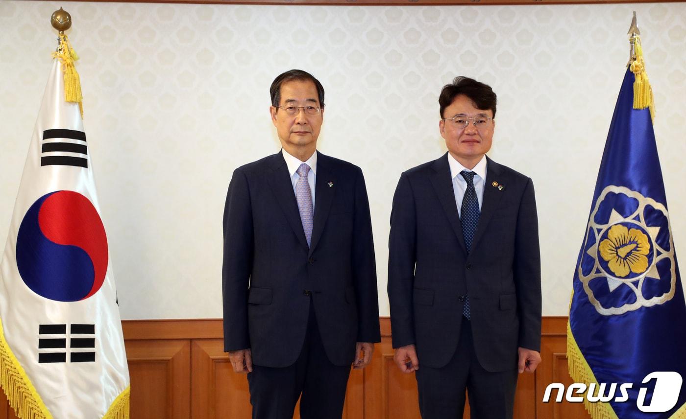 본문 이미지 - 한덕수 국무총리가 8일 서울 종로구 세종대로 정부서울청사에서 열린 차관(급) 임명장 수여식에서 박성근 총리비서실장에게 임명장을 전달 후 기념촬영을 하고 있다. 2022.6.8/뉴스1 ⓒ News1 김명섭 기자