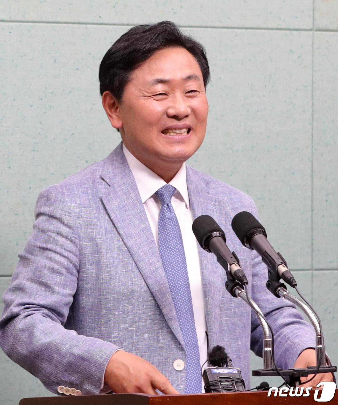 본문 이미지 - 김관영 더불어민주당 전북도지사 당선인이 8일 전주시 전북도의회에서 인수위원회 관련 기자회견을 하고 있다. 2022.6.8/뉴스1 ⓒ News1 유경석 기자